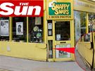 Britský deník The Sun otiskl fotografie z místa nehody, kde havaroval George Michael 