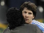 KONEC. Diego Maradona utěšuje Lionela Messiho po vyřazení z MS.