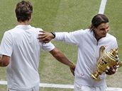 Rafael Nadal s trofej pro vtze Wimbledonu, vlevo poraen Tom Berdych