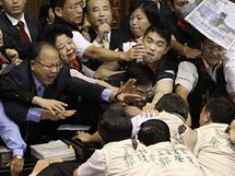 Poslanci tchajwanskho parlamentu se porvali kvli smlouv s nou o uvolnn vzjemnho obchodu