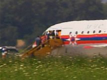 Neidentifikovan osoby nastupuj do ruskho letadla na vdeskm letiti bhem vmny pion mezi USA a Ruskem (9. ervence 2010)
