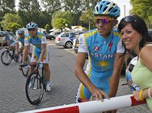 Ped startem slavn Tour de France. Alberto Contador pzuje s fanynkou.