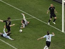  Bastian Schweinsteiger  (na brankov e) pihrv na tet gl Nmecka proti Argentin.