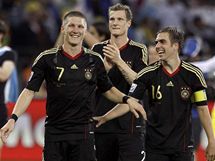 Bastian Schweinsteiger, Marcell Jansen, a Philipp Lahm (zleva) oslavuj postup do semifinle