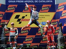 Jorge Lorenzo (vprosted) slav vtzstv ve Velk cen Katalnska. Vlevo je Dani Pedrosa, vpravo Casey Stoner