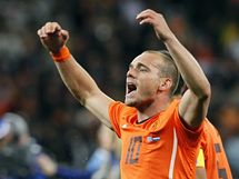 JSME VE FINÁLE. Raduje se nizozemský záložník Wesley Sneijder.
