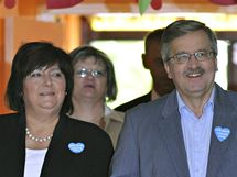 Pedseda doln komory parlamentu Bronislaw Komorowski s manelkou u voleb (4. ervence 2010)