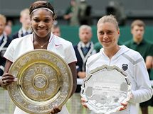 Serena Williamsov, vtzka Wimbledonu (vlevo), se svou finlovou soupekou Verou Zvonarevovou