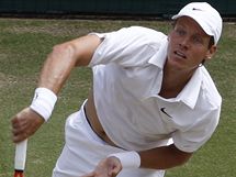 Tom Berdych servruje ve finle Wimbledonu