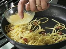 Než přidáte k těstovinám na pánvi vajíčko, stáhněte ji z ohně, jinak budete mít místo "carbonara" omeletu 