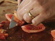 Ze čtvrtek rajčat vykrájejte části se semínky a získáte jakési čisté oloupané lodičky