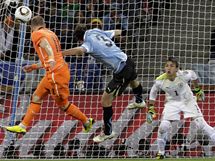 Zlonk Robben (vlevo) neomyln hlavikuje do uruguaysk branky,  Nizozemsko vede 3:1