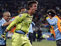 URUGUAYSKÁ RADOST. Fotbalisté Uruguaye se radují z postupu do semifinále.
