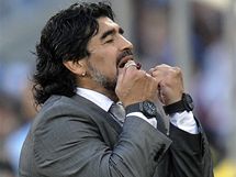 TRENR. Argentinsk kou Diego Maradona diriguje sv hre bhem tvrtfinle.