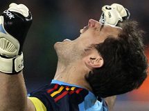 POSTUP. panlsk kapitn Iker Casillas se raduje z postupu do semifinle mistrovstv svta.