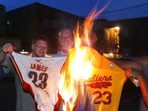 Fandové Clevelandu Cavaliers pálí dresy s číslem 23 a jménem LeBrona Jamese. Jejich miláček zklamal, odešel do Miami Heat.