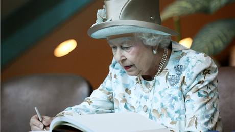 Britská královna Albta II. pronesla projev na pd OSN. Vévoda z Edinburghu naslouchal v publiku. (6. ervence 2010)