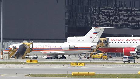 Americké a ruské letadlo na vídeňském letišti během výměny špionů mezi USA a Ruskem (9. července 2010)