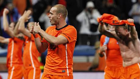 JSME VE FINÁLE. Nizozemci se radují poté, co zdolali Uruguay. V popedí Wesley Sneijder