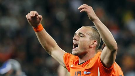 JSME VE FINÁLE. Raduje se nizozemský záloník Wesley Sneijder.