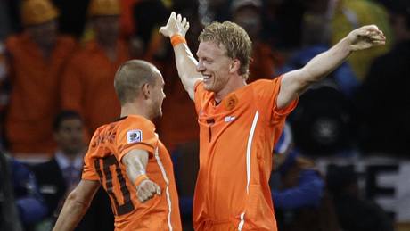 JSME VE FINÁLE. Radují se Wesley Sneijder (vlevo) a Dirk Kuijt