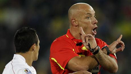 BEZ �E�Í PROSÍM. Anglický rozhod�í Howard Webb a Alexis Sanchez z Chile.