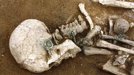 Archeologové odkryli v Podolí u Brna �ty�i tisíce let staré hroby (poh�eb �eny s bronzovou náu�nicí a náhrdelníkem)