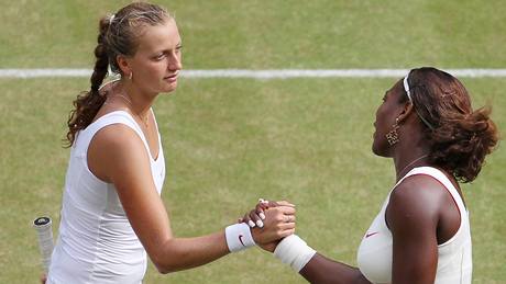 Petra Kvitová (vlevo) gratuluje Sereně Williamsové k postupu do finále Wimbledonu