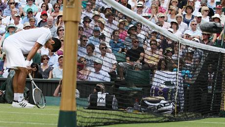 Novak Djokovi reaguje na rozhodnut hlavnho rozhodho o opakovn vmny v tie breaku druh sady v semifinle Wimbledonu