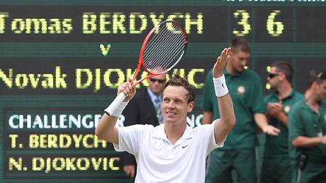 Tomá Berdych tsn po semifinále tenisového Wimbledonu, v nm porazil Novaka Djokovie