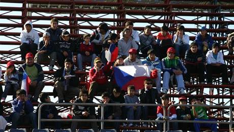 Divci s eskmi vlajkami sleduj Davis Cup v Chile