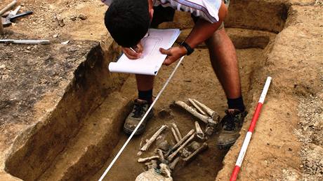 Hroby z doby bronzové nali archeologové v Podolí na Brnnsku