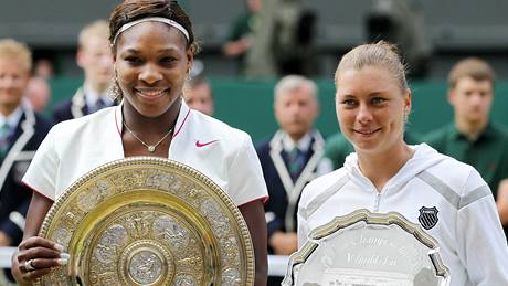 Serena Williamsová, vítzka Wimbledonu (vlevo), se svou finálovou soupekou Verou Zvonarevovou