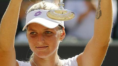 Kristýna Plíšková s trofejí pro vítězku Wimbledonu