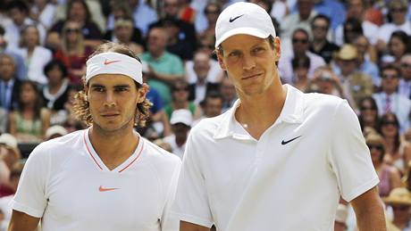 Tom Berdych (vpravo) a Rafael Nadal ped finle Wimbledonu