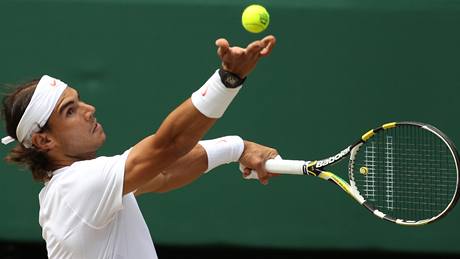 Rafael Nadal servruje ve finle Wimbledonu
