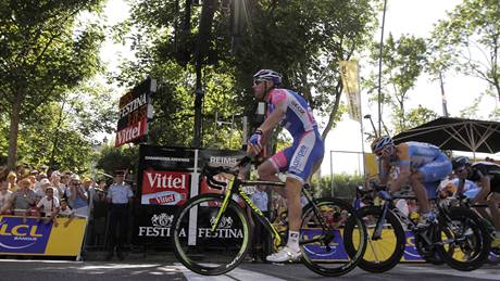 HURÁ. Alessandro Petacchi byl znovu nejrychlejím jezdcem pelotonu Tour de France.