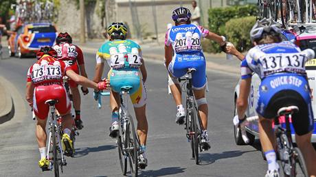 ÍZE JE VELIKÁ. Pátou etapu Tour de France zprailo sluníko, ve stínu bylo 35 stup.