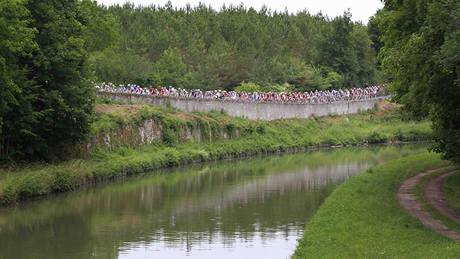 KOUPÁNÍ. Peloton Tour de France se na cest do cíle 6. etapy v Gueugnonu nenechal rozptylovat.