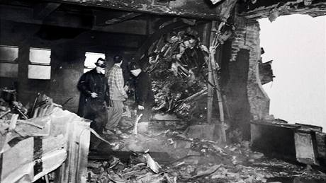 Americký bombardér B-25 narazil v husté mlze do východní ásti mrakodrapu Empire State Building. (28. ervence 1945)