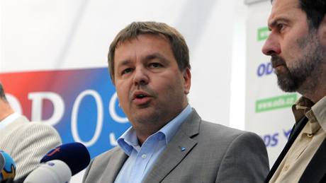 Nová koalice si za�ala rozd�lovat k�esla ve Sn�movn�. Podle Petra Tlucho�e z ODS jeho strana povede rozpo�tový výbor, Ji�ího Paroubka do �ela výboru vznikající vláda nepustí.