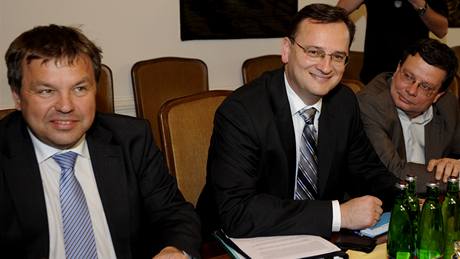 Zástupci ODS pi jednání o koaliní smlouv s TOP 09 a Vcmi veejnými - éf poslanc Petr Tlucho a premiér Petr Neas . (7. 7. 2010) 