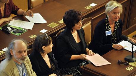 Kandidáti na ombudsmana p�ed neúsp�nou volbou - John Bok, Anna �abatová, Eva Dundá�ková a Iva Bro�ová.