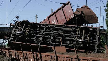V Olomouci se srazil nákladní vlak s lokomotivou. Vykolejilo jedenáct vagón. (3. ervence 2010)