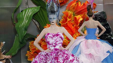 John Galliano ve své nejnovjí haute couture kolekci oivil slavnou siluetu tulipánu.