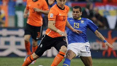 Pozor na Robbena! Nizozemskou hvězdu se snaží zastavit Brazilec Daniel Alves