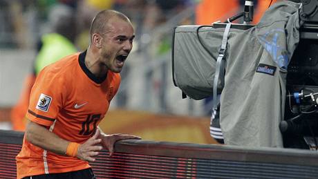 Nizozemský záloník Wesley Sneijder slaví vítzný gól v síti Brazílie