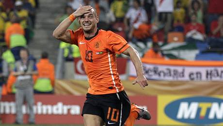 DAÍ SE. Nizozemský záloník Wesley Sneijder slaví vítzný gól v síti Brazílie
