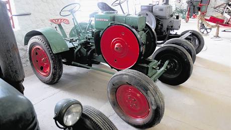 DeutzOtto, dalí traktor jako ze stavebnice. Pevod je otevený, slouil jako stabilní motor