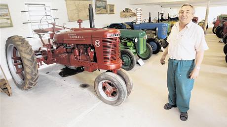 Pavel Vía s americkým traktorem Farmall H25k (1938), který startuje na benzin, pak se pepne a jezdí na petrolej